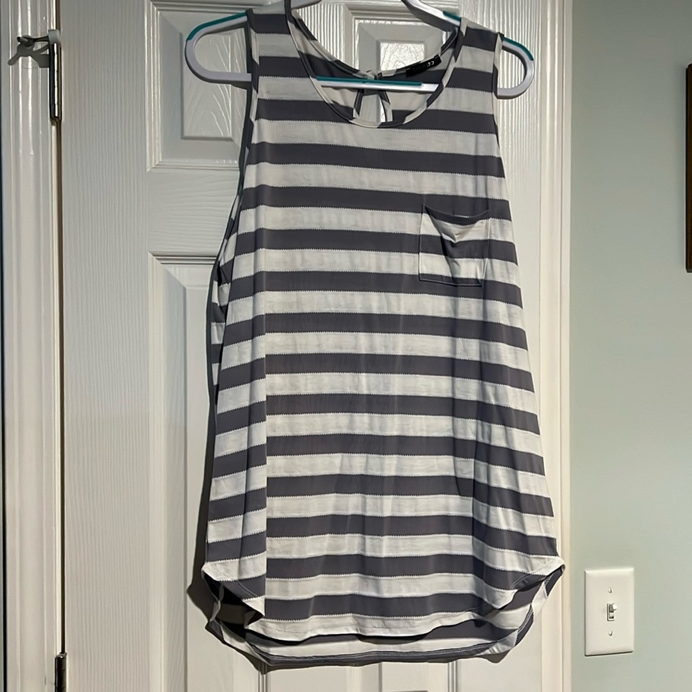 Women’s Papermoon sleeveless blouse. Size XXL.